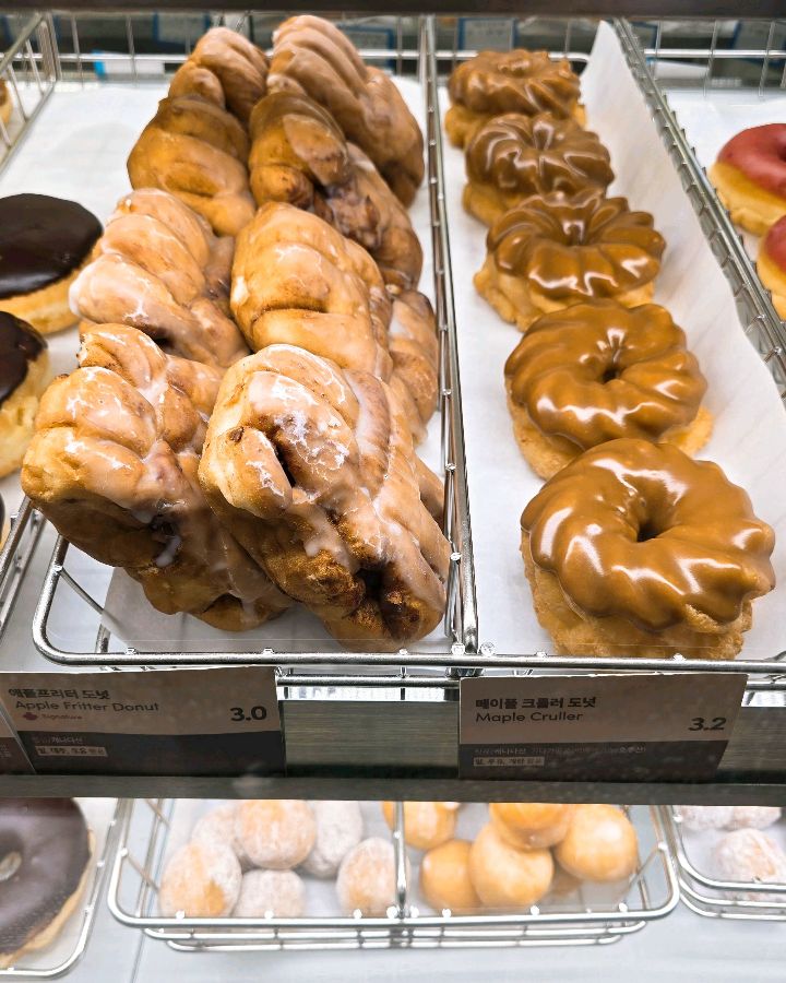 팀홀튼의 애플 프리터 도넛과 메이플 크롤러 도넛