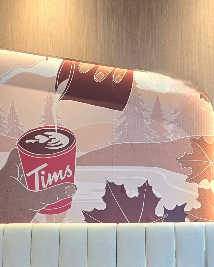 팀홀튼 내부 벽면 디자인