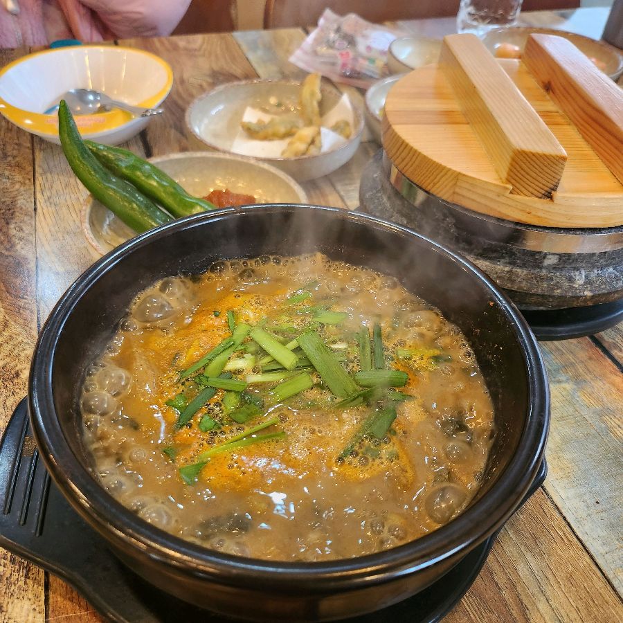 뚝배기에 담겨져 보글보글 끓는 추어탕