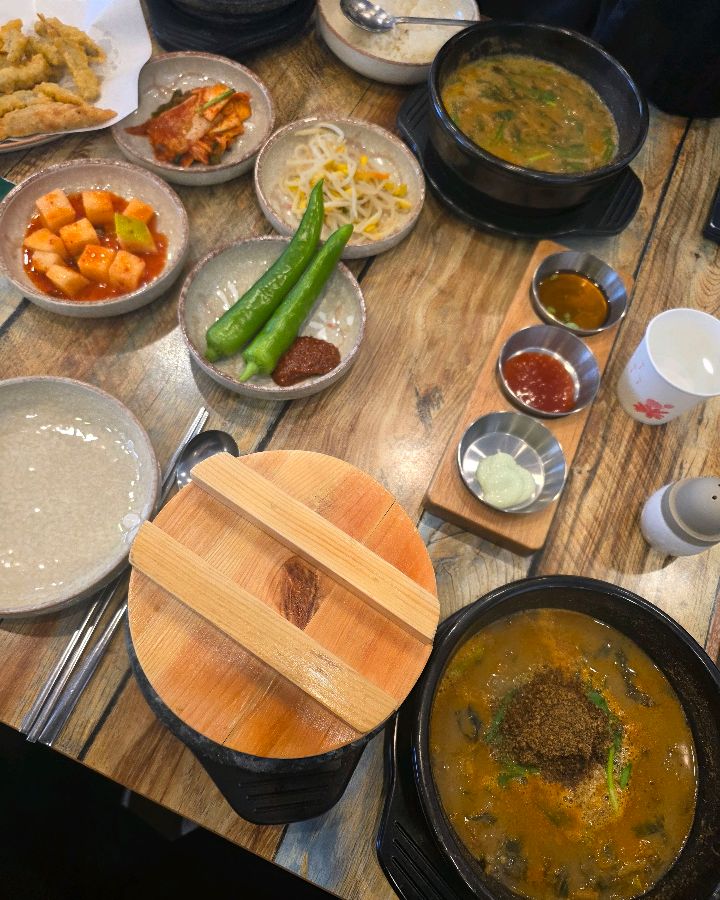다양한 밑반찬과 함께 차려진 추어탕