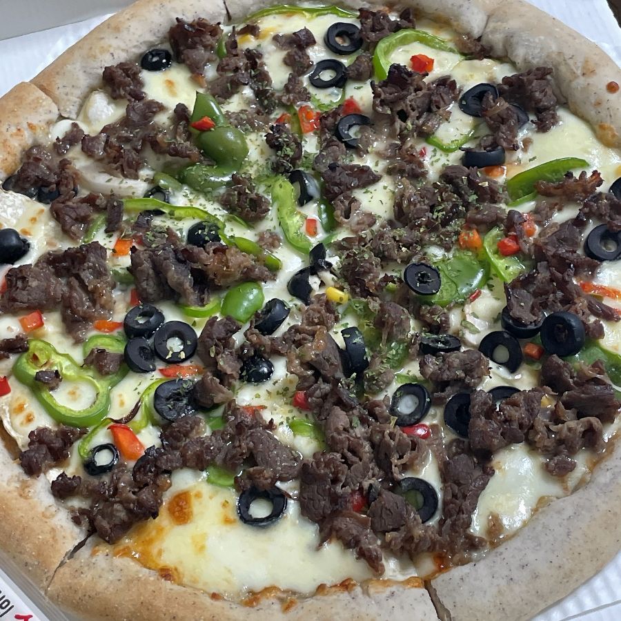 태백호텔 베이커리카페의 푸짐한 토핑이 인상적인 피자