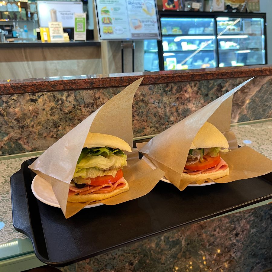 태백호텔 베이커리카페에서 판매하는 신선한 샌드위치