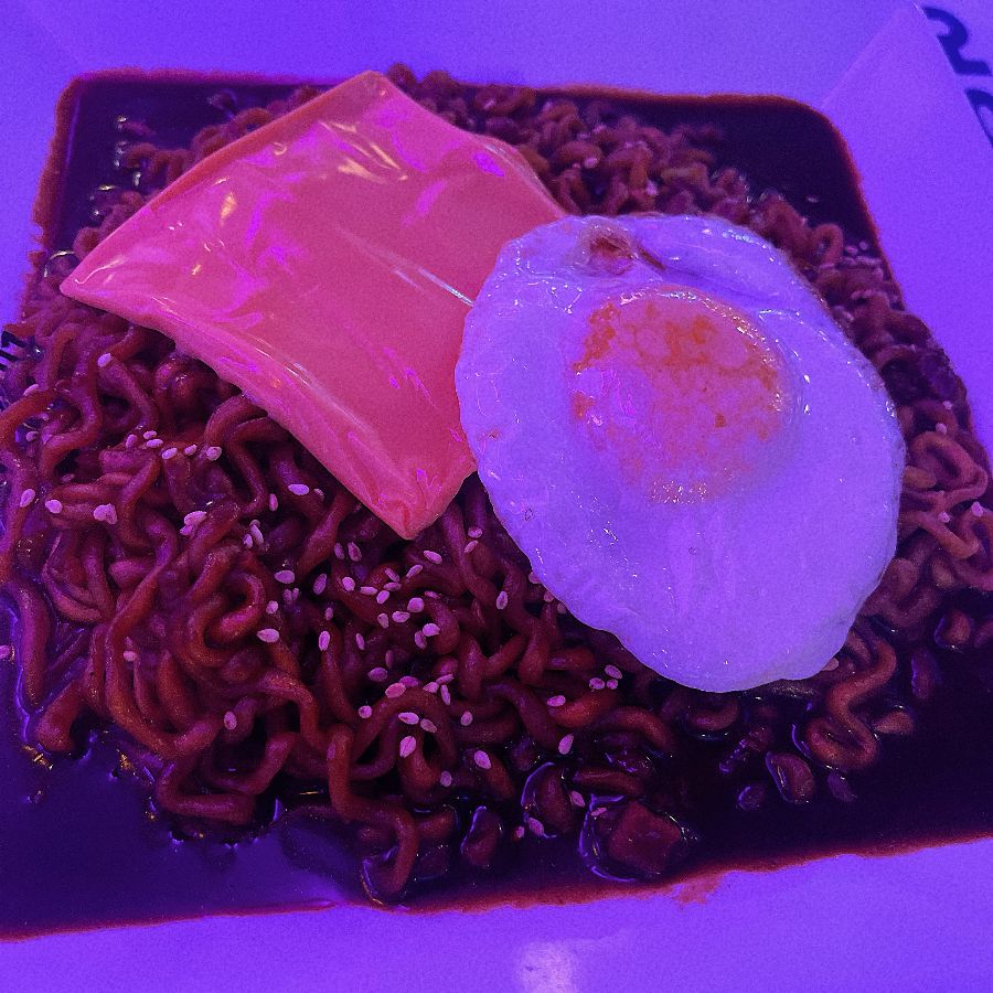 짜계치 위에 반숙 계란과 치즈가 얹어져 풍성한 비주얼을 자랑한다.