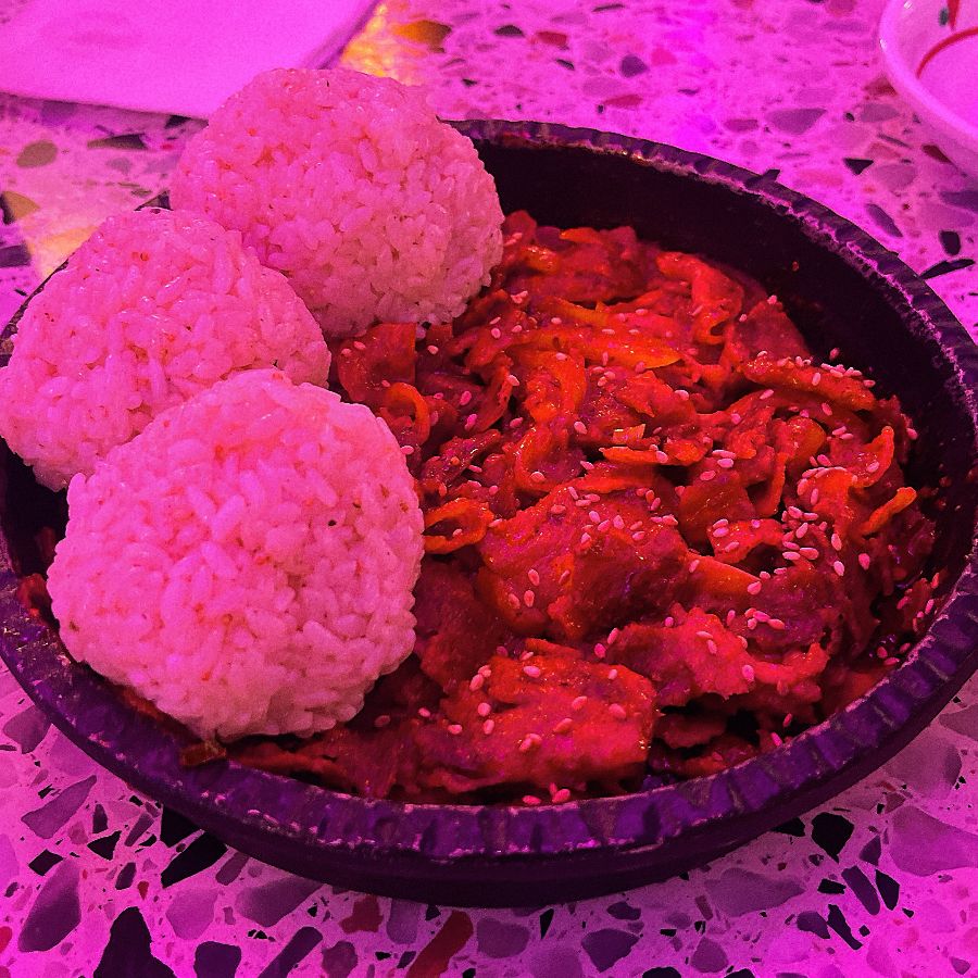 매콤한 제육볶음과 앙증맞은 주먹밥의 환상적인 조합