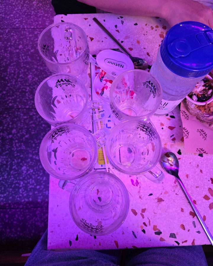 즐거운 술자리를 증명하듯, 깨끗하게 비워진 맥주잔들이 놓여있다.