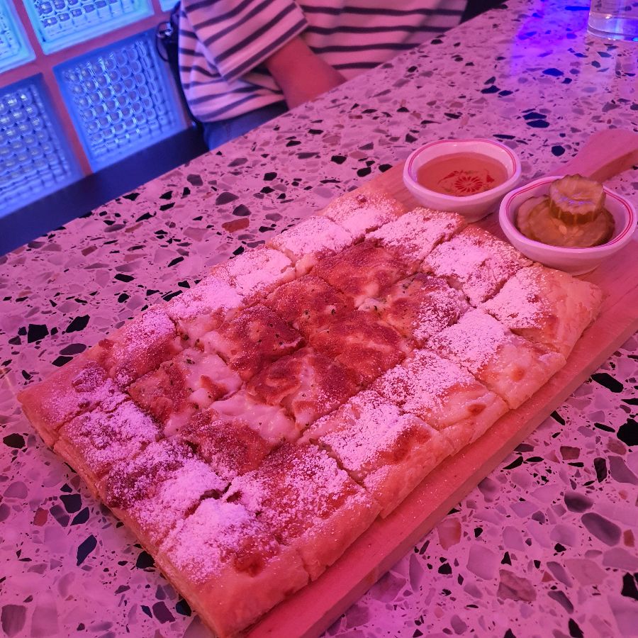 달콤한 슈가파우더가 듬뿍 뿌려진 페스츄리 피자