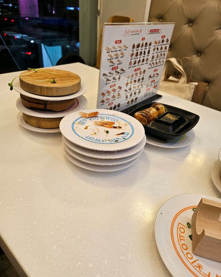 수북하게 쌓인 접시