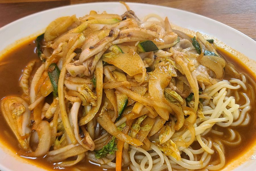 윤기가 자르르 흐르는 매콤한 야끼우동