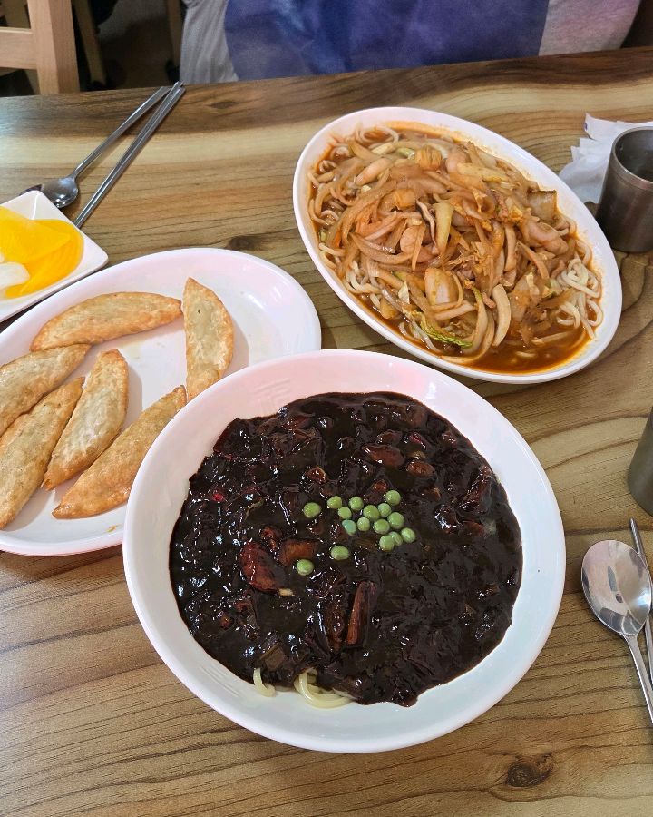 윤기가 흐르는 먹음직스러운 간짜장