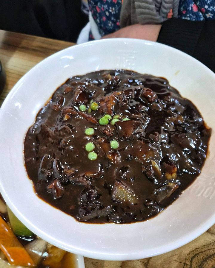 푸짐하게 담긴 간짜장