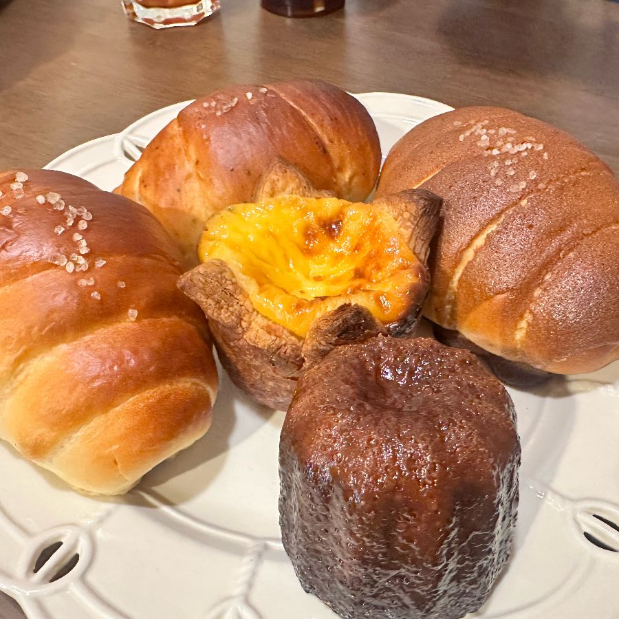 오버플로우의 다양한 빵: 소금빵, 까눌레, 에그타르트 등