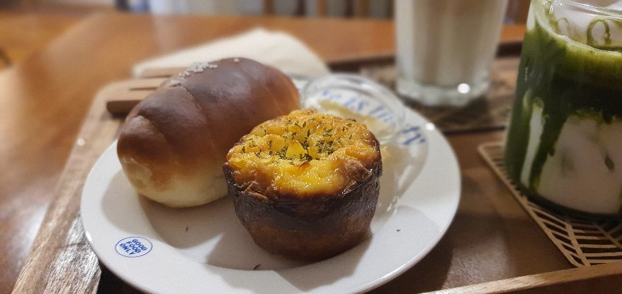 오버플로우의 다양한 빵과 음료