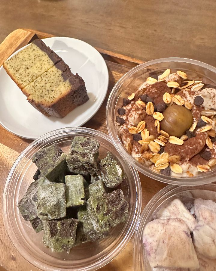 오버플로우의 디저트 쇼케이스: 다양한 디저트가 진열되어 있다