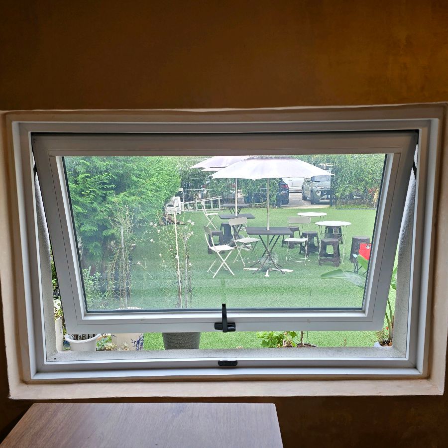 오버플로우 카페 창밖 풍경: 푸르른 정원이 보인다