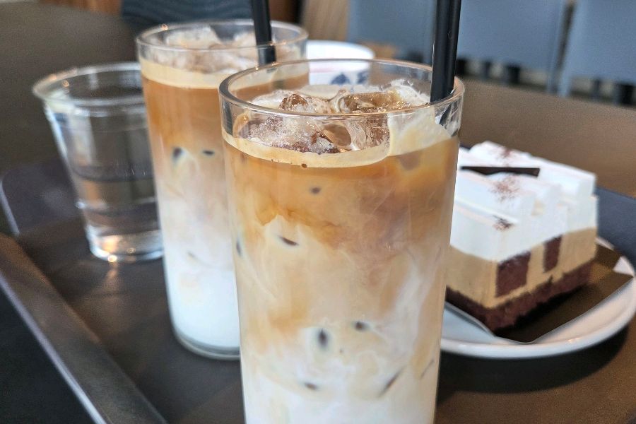 섬꾸지 카페의 아이스 라떼와 달콤한 케이크