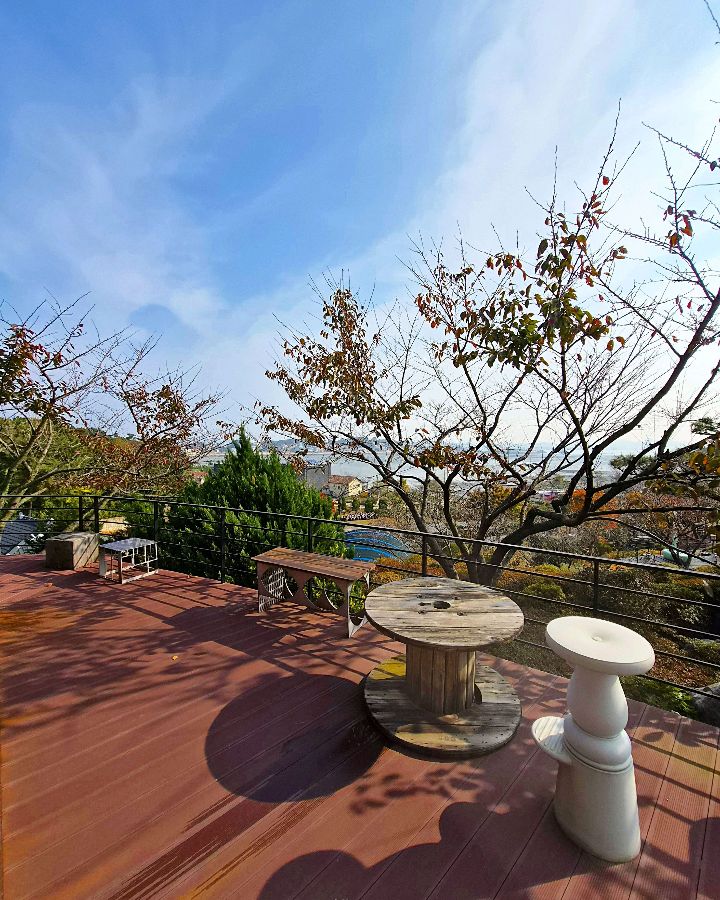 섬꾸지 카페 외부 테라스 좌석