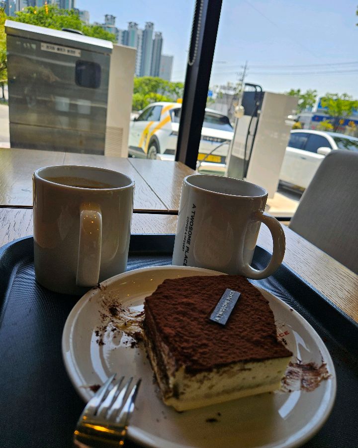 투썸플레이스 티라미수 케이크와 아메리카노