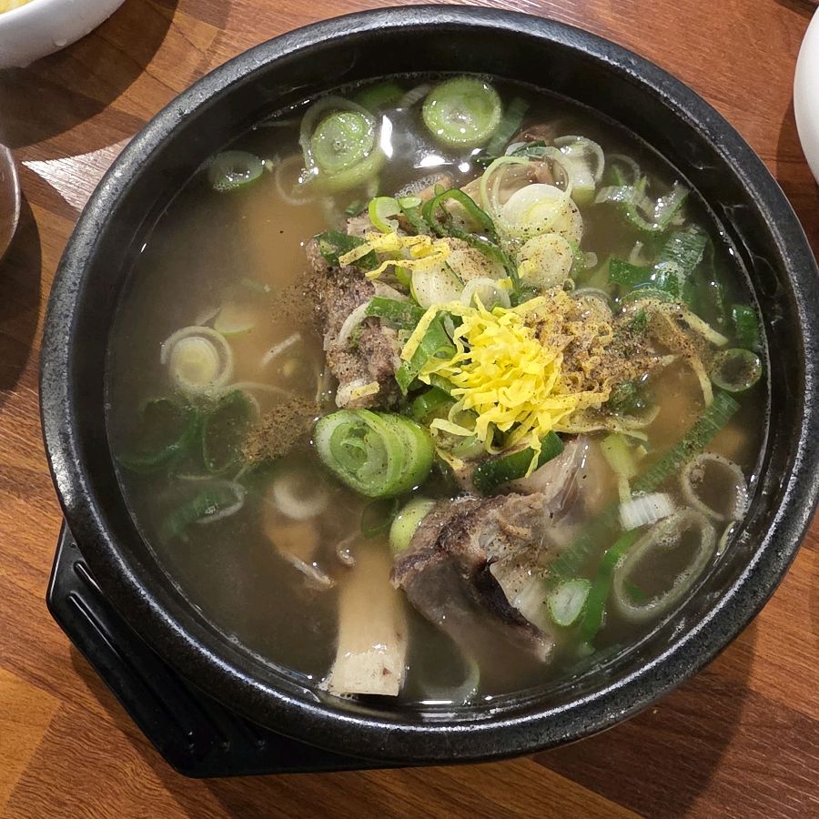 참진갈비탕의 뽀얀 국물과 푸짐한 갈비
