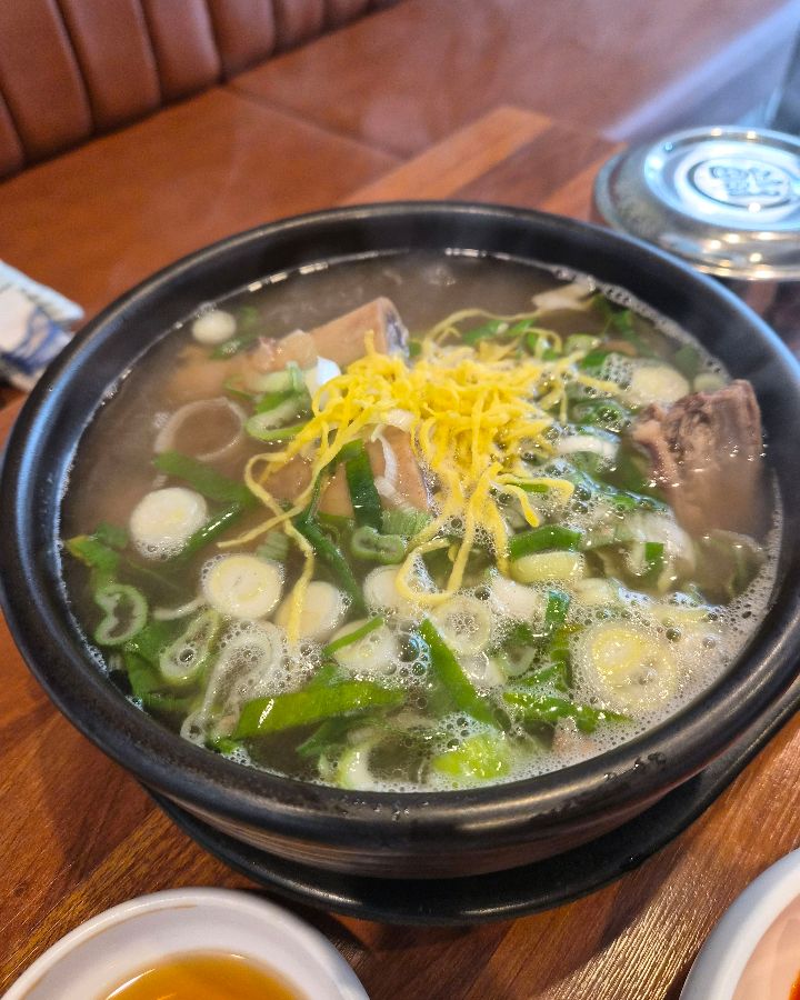 뜨끈한 갈비탕 한 그릇