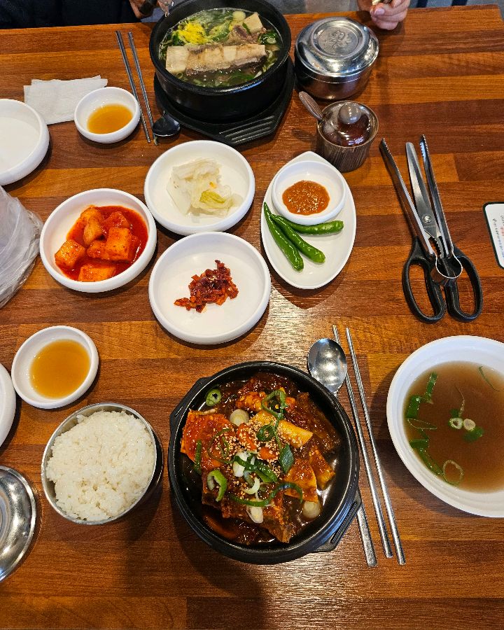 갈비탕과 갈비찜 정식 한 상 차림