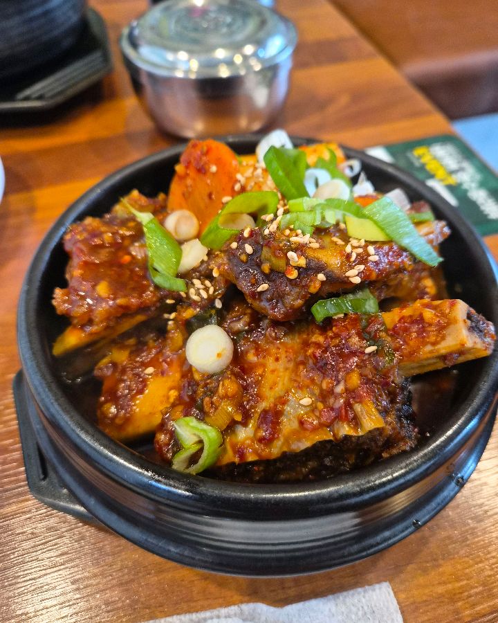 매콤달콤한 양념이 입맛을 돋우는 갈비찜