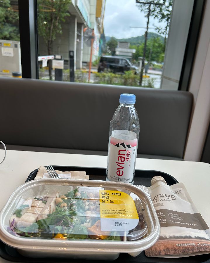 샐러드와 에비앙 생수, 간단한 식사를 즐기기에 좋습니다.