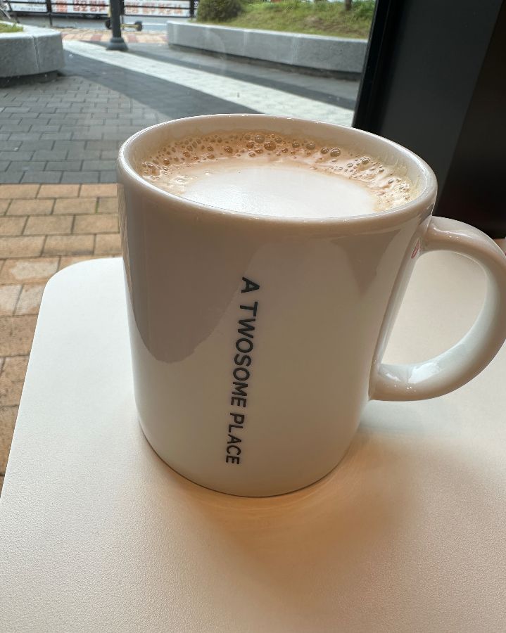부드러운 우유 거품이 올라간 따뜻한 카페라떼