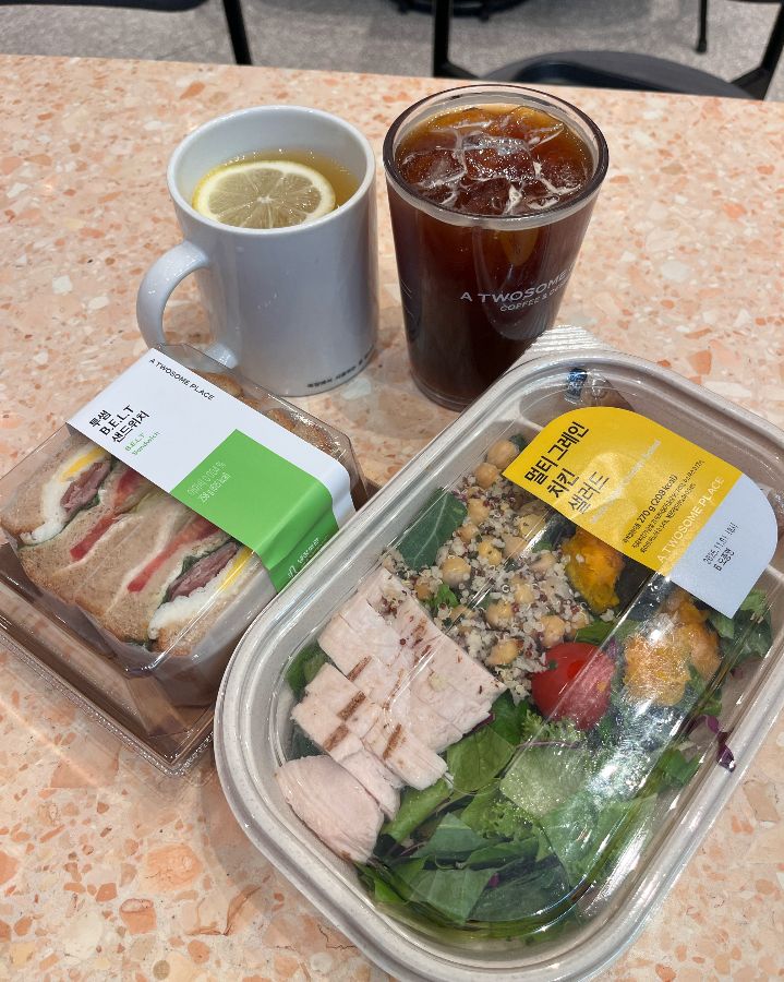 샌드위치와 샐러드, 커피까지 완벽한 한 끼 식사