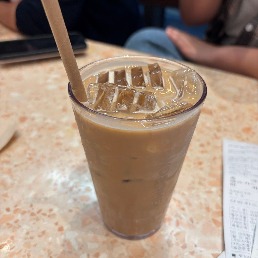 얼음이 가득한 시원한 라떼 한 잔