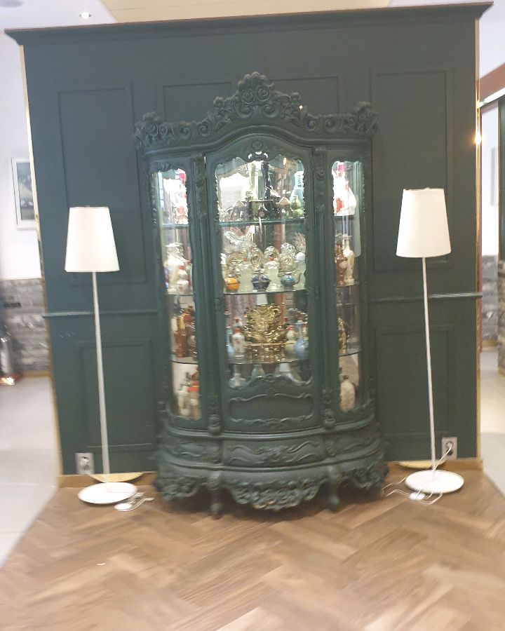 앤티크한 분위기를 자아내는 장식장