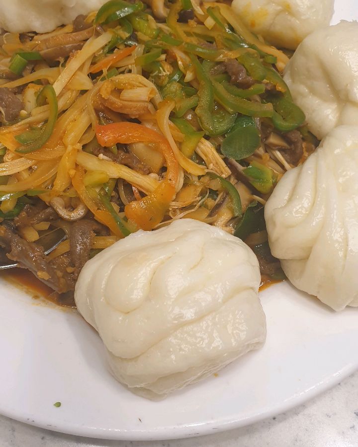 꽃빵과 함께 제공되는 고추잡채