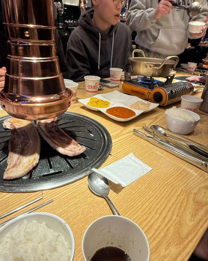 테이블 위 환풍구와 고기를 굽기 위한 불판