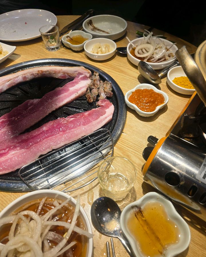 불판 위에 올려진 신선한 삼겹살