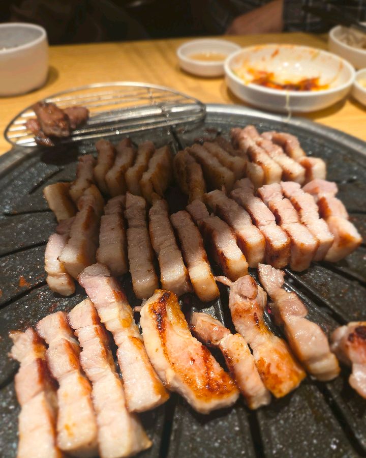 노릇하게 구워진 삼겹살