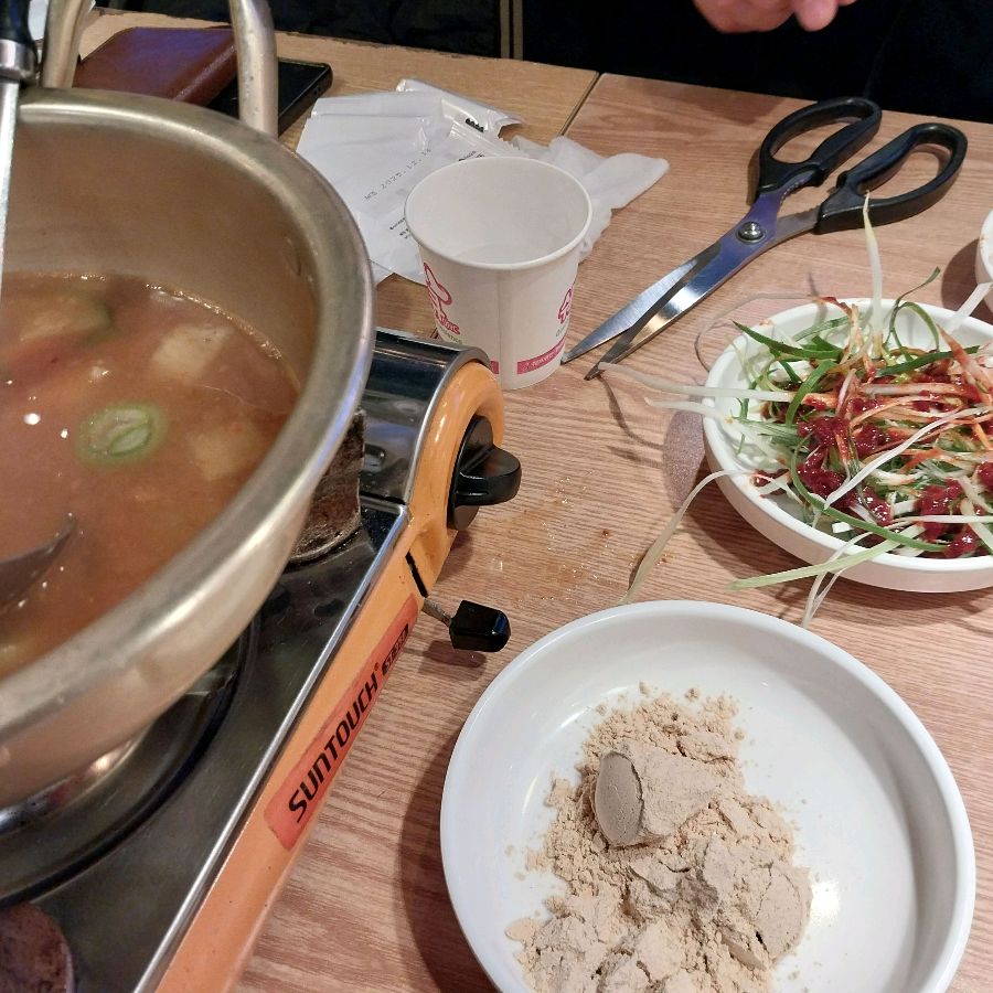 테이블 위에 놓인 된장찌개와 각종 양념