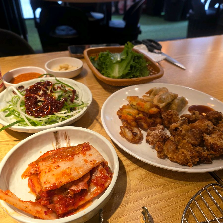 고기와 함께 곁들여 먹을 수 있는 다양한 샐러드바 음식들