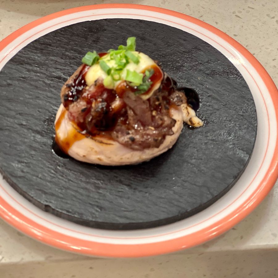 달콤 짭짤한 소스가 매력적인 우삼겹 초밥