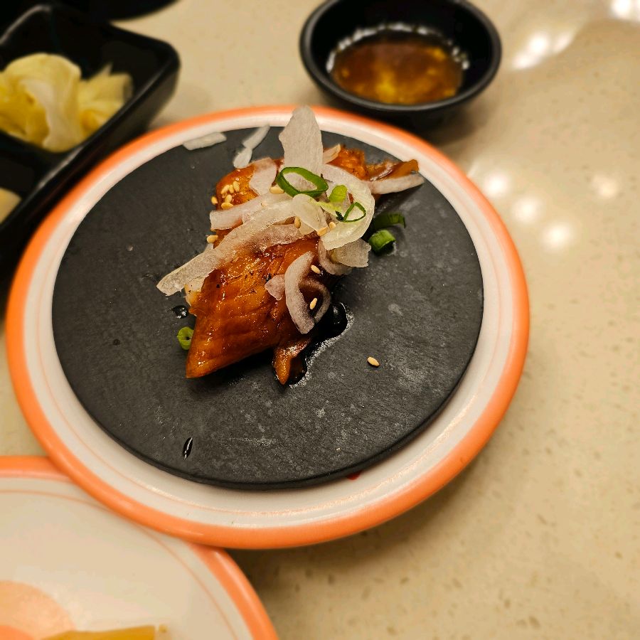 신선한 양파와 소스의 조화가 일품인 장어초밥