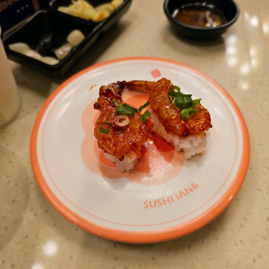 매콤달콤한 양념이 입맛을 돋우는 붉은 새우 초밥