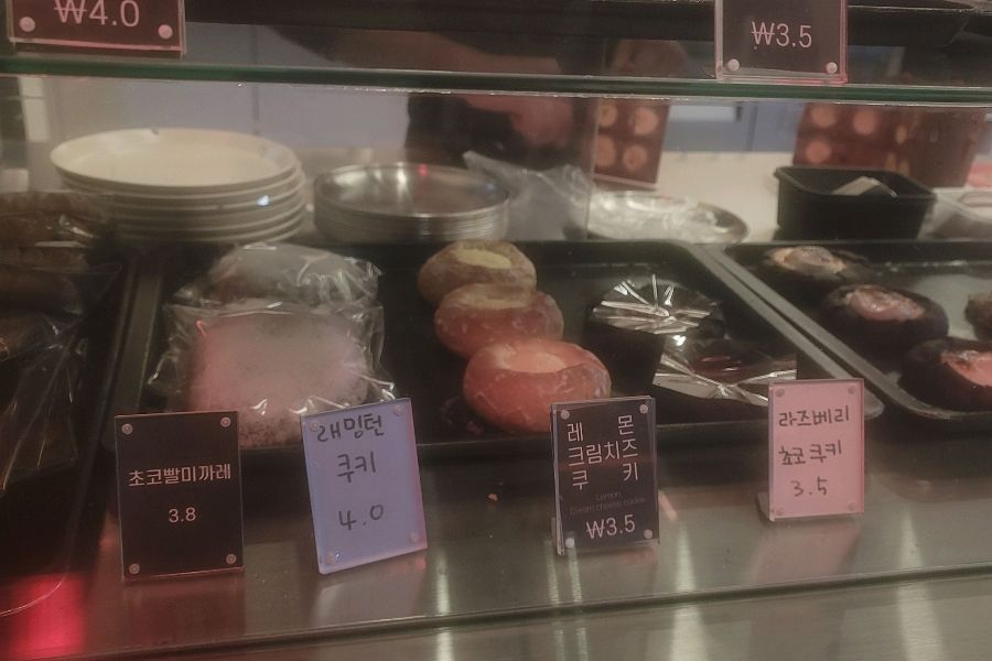 다양한 종류의 디저트 쇼케이스