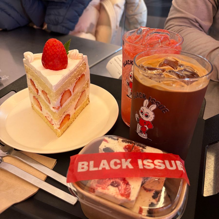 싱싱한 딸기가 듬뿍 올라간 딸기 케이크