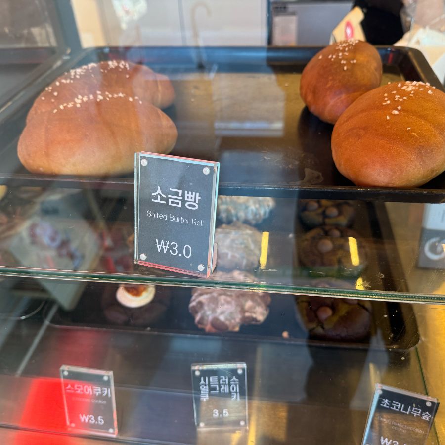 진열대의 소금빵