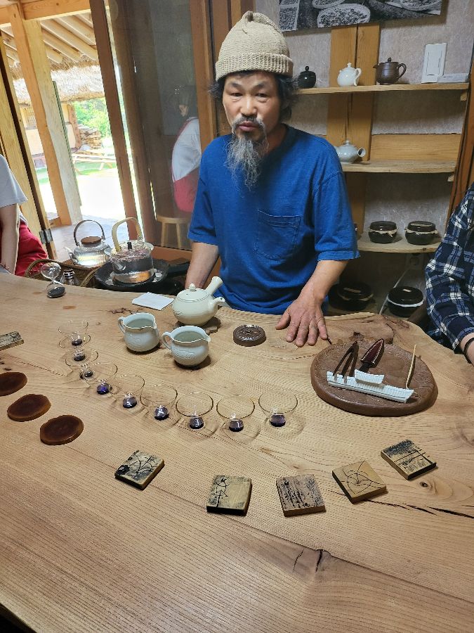 김봉곤 훈장님을 닮은 사장님께서 직접 차를 내려주시는 모습