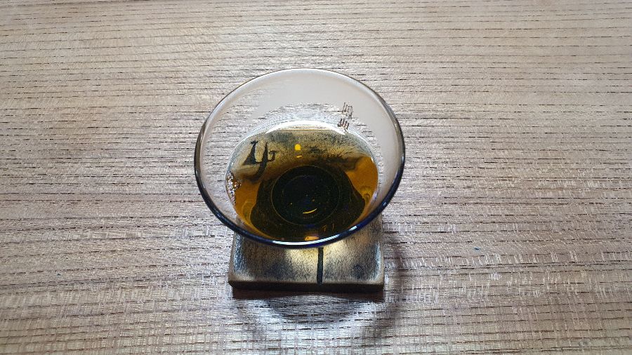 맑고 투명한 고려단차, 은은한 향이 코 끝을 간지럽힌다.