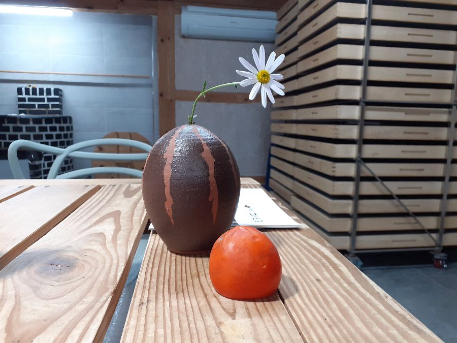 테이블 위에 놓인 소박한 장식, 감과 꽃 한 송이가 정겹다.