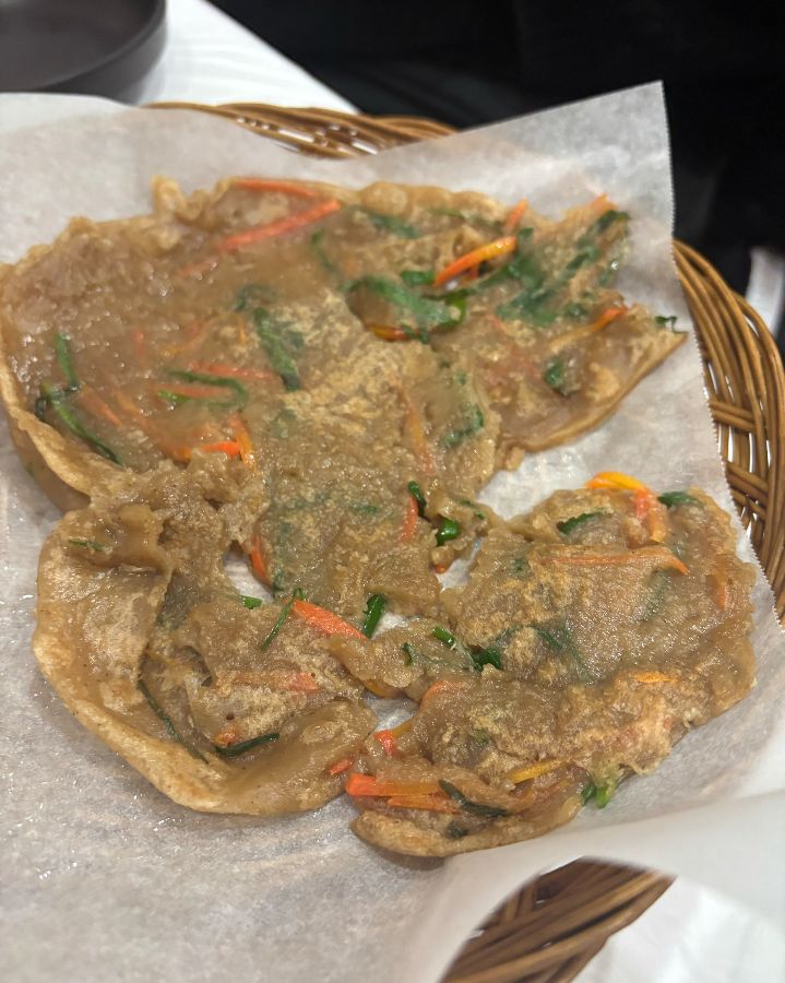 겉은 바삭하고 속은 쫀득한 메밀전, 서비스 메뉴라고는 믿기지 않는 퀄리티를 자랑합니다.