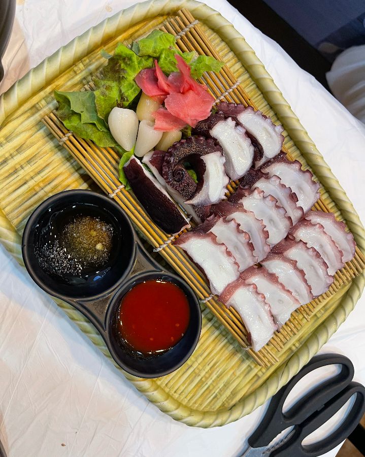 싱싱함이 그대로 느껴지는 문어숙회, 쫄깃한 식감과 담백한 맛이 일품입니다.