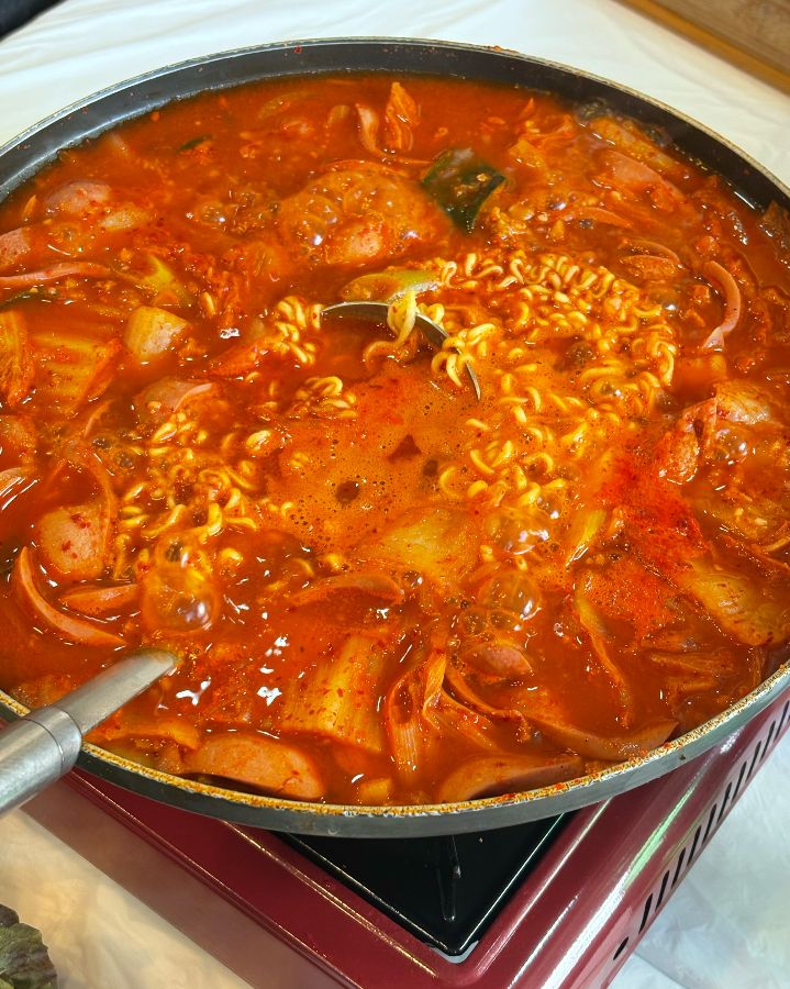 얼큰하고 푸짐한 부대찌개, 추운 날씨에 몸을 녹여주는 완벽한 메뉴입니다.