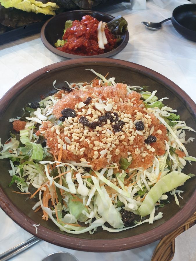 매콤달콤한 쟁반국수, 아삭한 채소와 쫄깃한 면발의 환상적인 조합을 자랑합니다.