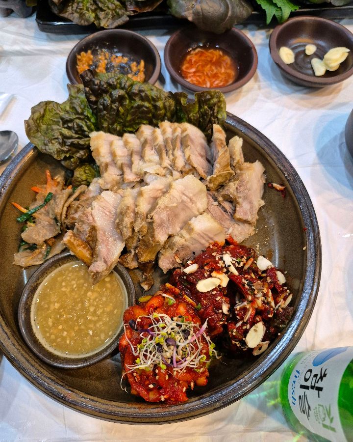 푸짐한 한 상 가득 차려진 메뉴들, 넉넉한 인심을 엿볼 수 있습니다.